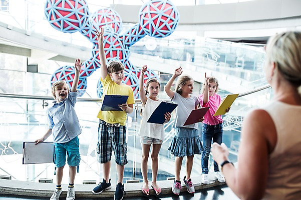 포토 JPG 전신 서양인 외국인 여자 어린이교육 교육 남자 초등학생 어린이 과학 세포 실내 서기 미소 들기 사람 여러명 상반신 성인 앞모습 뒷모습 아웃포커스 10대 손들기 모형 교사 공책 체험학습 체험 발표 박물관 체코 분자구조 국내포토 직업 학생 유럽 뷰포인트 다수 컨셉 모션 청소년 문구용품 촬영기법 표정 인종 내부 파일형식