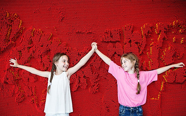 포토 JPG 서양인 외국인 응시 여자 어린이교육 교육 초등학생 어린이 과학 놀이 팔벌리기 실내 서기 미소 사람 상반신 두명 앞모습 10대 빨간색 친구 손들기 마주보기 손잡기 체험학습 체험 즐거움 박물관 체코 소녀만 국내포토 학생 시선 감정 유럽 뷰포인트 컬러 컨셉 관계 모션 청소년 표정 인종 내부 여자만 어린이만 파일형식