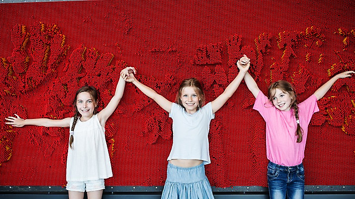 포토 JPG 서양인 외국인 여자 어린이교육 교육 초등학생 어린이 벽 과학 놀이 팔벌리기 실내 미소 사람 상반신 앞모습 10대 세명 친구 손들기 손잡기 체험학습 체험 누름 즐거움 박물관 체코 소녀만 국내포토 학생 감정 유럽 뷰포인트 컨셉 관계 모션 청소년 표정 인종 내부 여자만 어린이만 파일형식