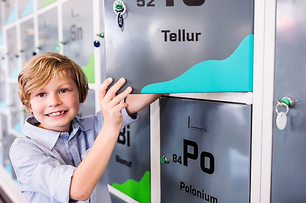 포토 JPG 서양인 외국인 어린이교육 교육 남자 초등학생 어린이 과학 실내 한명 서기 미소 사람 상반신 앞모습 10대 체험학습 체험 원소 사물함 보관함 박물관 원자 체코 원자기호 소년한명만 국내포토 1 학생 기호 유럽 뷰포인트 컨셉 모션 청소년 표정 인종 내부 화학 남자한명만 소년만 파일형식