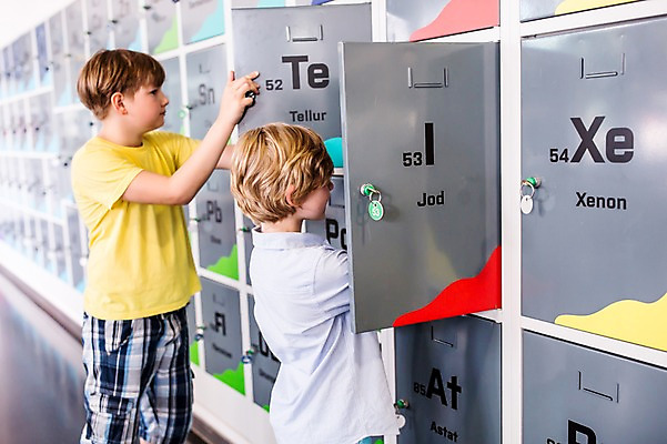 포토 JPG 서양인 외국인 어린이교육 교육 남자 초등학생 어린이 과학 실내 서기 사람 상반신 두명 옆모습 10대 체험학습 체험 보관함 박물관 원자 체코 원자기호 소년만 국내포토 학생 기호 유럽 뷰포인트 컨셉 모션 청소년 인종 내부 남자만 어린이만 파일형식