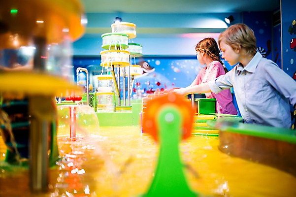 포토 JPG 서양인 외국인 응시 여자 어린이교육 교육 남자 초등학생 어린이 과학 놀이 실내 실험 사람 상반신 두명 옆모습 10대 물 친구 잡기 체험학습 체험 누름 박물관 체코 어린이만 국내포토 자연요소 학생 시선 유럽 뷰포인트 컨셉 관계 모션 청소년 인종 내부 파일형식