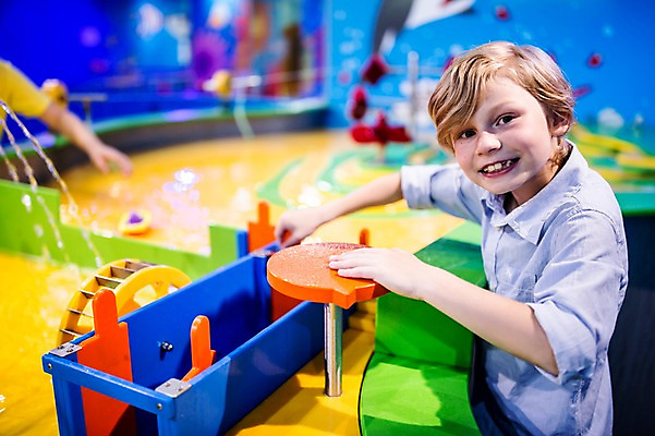 포토 JPG 서양인 외국인 어린이교육 교육 남자 초등학생 어린이 과학 놀이 실내 실험 한명 서기 웃음 사람 상반신 옆모습 10대 체험학습 체험 즐거움 박물관 체코 소년한명만 국내포토 1 학생 감정 유럽 뷰포인트 컨셉 모션 청소년 표정 인종 내부 남자한명만 소년만 파일형식