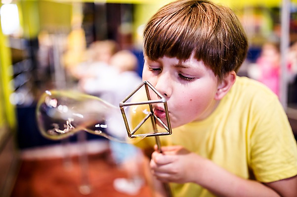 포토 JPG 서양인 외국인 응시 어린이교육 교육 남자 초등학생 어린이 실내 한명 서기 사람 상반신 옆모습 10대 잡기 체험학습 체험 비눗방울 불기 집중 박물관 체코 비눗방울놀이 소년한명만 국내포토 1 학생 시선 유럽 뷰포인트 컨셉 모션 청소년 놀이 인종 내부 남자한명만 소년만 파일형식