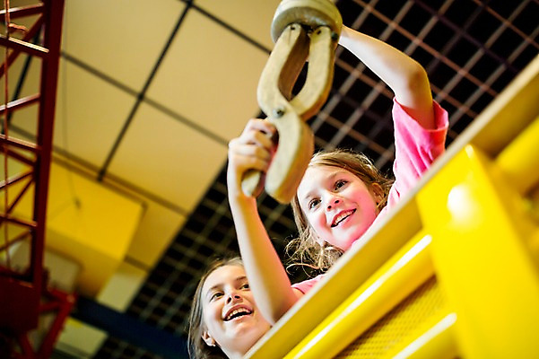 포토 JPG 서양인 외국인 여자 어린이교육 교육 초등학생 어린이 로우앵글 놀이 실내 서기 미소 사람 상반신 두명 앞모습 10대 친구 잡기 체험학습 체험 고리 박물관 체코 소녀만 국내포토 학생 유럽 뷰포인트 컨셉 관계 모션 청소년 표정 인종 내부 여자만 어린이만 파일형식