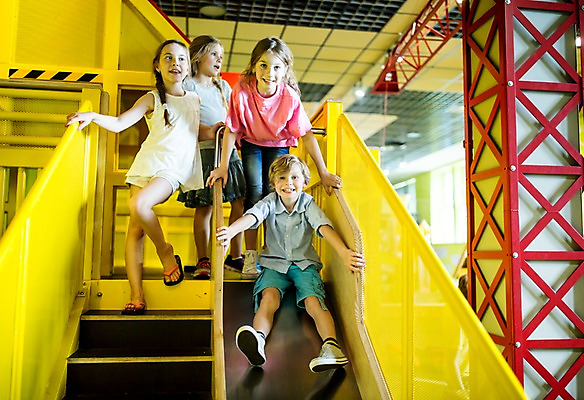 포토 JPG 전신 서양인 외국인 여자 어린이교육 교육 남자 초등학생 어린이 놀이 실내 서기 미소 사람 앉기 여러명 앞모습 10대 친구 잡기 체험학습 체험 미끄럼틀 놀이터 즐거움 박물관 체코 어린이만 국내포토 학생 감정 유럽 뷰포인트 다수 컨셉 관계 모션 청소년 표정 인종 내부 놀이기구 파일형식