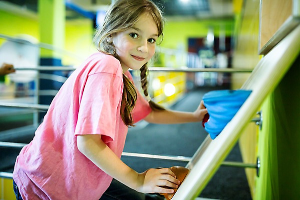 포토 JPG 서양인 외국인 응시 여자 어린이교육 교육 초등학생 어린이 놀이 실내 한명 서기 미소 사람 상반신 옆모습 10대 잡기 체험학습 체험 놀이터 박물관 오르기 체코 소녀한명만 국내포토 1 학생 시선 유럽 뷰포인트 컨셉 모션 청소년 표정 인종 내부 여자한명만 소녀만 파일형식