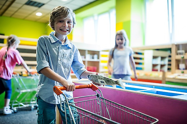 포토 JPG 서양인 외국인 여자 어린이교육 교육 남자 초등학생 어린이 실내 서기 미소 사람 상반신 앞모습 옆모습 아웃포커스 10대 세명 친구 장보기 쇼핑카 잡기 체험학습 체험 구매 담기 박물관 마트 체코 역할놀이 어린이만 시장놀이 국내포토 학생 유럽 뷰포인트 컨셉 관계 모션 청소년 놀이 촬영기법 표정 인종 내부 쇼핑 상점 카트 파일형식