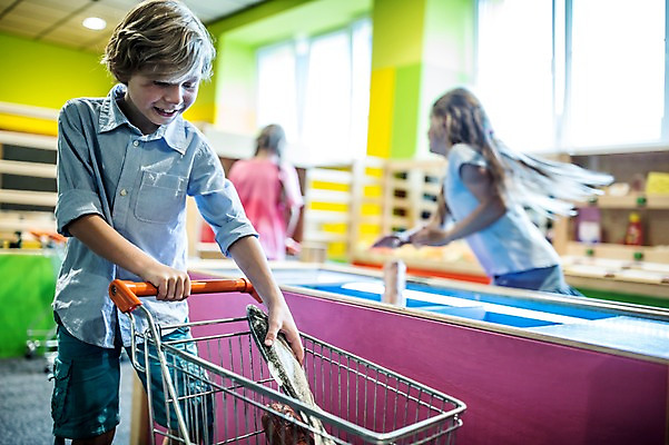 포토 JPG 서양인 외국인 여자 어린이교육 교육 남자 초등학생 어린이 실내 서기 미소 사람 상반신 옆모습 뒷모습 10대 세명 친구 쇼핑카 잡기 체험학습 체험 구매 담기 박물관 마트 체코 어린이만 시장놀이 국내포토 학생 유럽 뷰포인트 컨셉 관계 모션 청소년 놀이 표정 인종 내부 쇼핑 상점 카트 파일형식