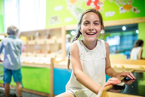 포토 JPG 서양인 외국인 여자 어린이교육 교육 남자 초등학생 어린이 실내 서기 미소 사람 앉기 상반신 두명 앞모습 뒷모습 10대 친구 체험학습 체험 즐거움 박물관 마트 체코 어린이만 시장놀이 국내포토 학생 감정 유럽 뷰포인트 컨셉 관계 모션 청소년 놀이 표정 인종 내부 상점 파일형식