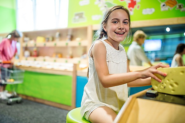 포토 JPG 응시 여자 어린이교육 교육 남자 초등학생 어린이 실내 미소 사람 앉기 여러명 상반신 옆모습 10대 친구 체험학습 체험 즐거움 박물관 마트 체코 어린이만 시장놀이 국내포토 학생 시선 감정 유럽 뷰포인트 다수 컨셉 관계 모션 청소년 놀이 표정 내부 상점 파일형식