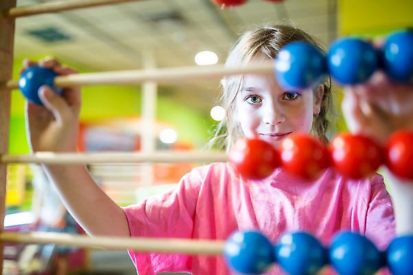 포토 JPG 서양인 외국인 응시 여자 어린이교육 교육 초등학생 어린이 교실 놀이 실내 한명 서기 미소 사람 상반신 앞모습 10대 잡기 즐거움 교구 체코 소녀한명만 국내포토 1 학생 시선 감정 유럽 뷰포인트 학교 모션 청소년 표정 인종 내부 여자한명만 소녀만 파일형식