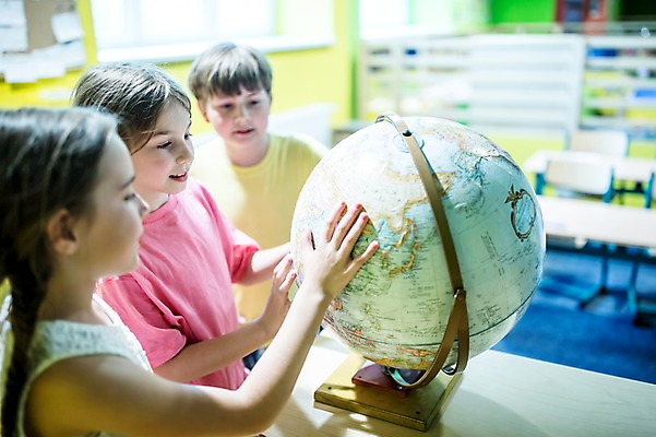 포토 JPG 응시 여자 어린이교육 교육 남자 초등학생 어린이 교실 실내 서기 미소 사람 상반신 옆모습 10대 세명 친구 지구본 잡기 책상 체코 어린이만 국내포토 학생 시선 유럽 뷰포인트 가구 학교 관계 모션 청소년 표정 내부 파일형식