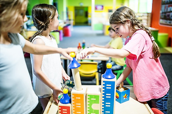 포토 JPG 서양인 외국인 응시 여자 어린이교육 교육 남자 초등학생 어린이 놀이 실내 서기 사람 여러명 상반신 옆모습 아웃포커스 10대 친구 블록 체험학습 체험 집중 박물관 체코 넣기 어린이만 국내포토 학생 시선 유럽 뷰포인트 다수 컨셉 관계 모션 청소년 촬영기법 인종 내부 파일형식