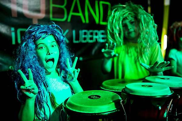 포토 JPG 서양인 외국인 여자 어린이교육 교육 남자 초등학생 어린이 악기 장난 실내 서기 사람 상반신 두명 앞모습 옆모습 10대 친구 체험학습 체험 밴드 개구쟁이 즐거움 가발 박물관 드럼 체코 젬베 어린이만 국내포토 학생 감정 유럽 음악 뷰포인트 컨셉 관계 모션 청소년 타악기 인종 내부 파일형식