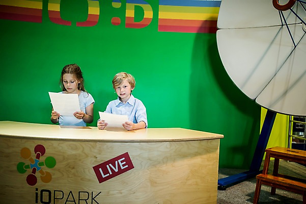 포토 JPG 서양인 외국인 여자 어린이교육 교육 남자 초등학생 어린이 실내 사람 앉기 상반신 두명 앞모습 10대 친구 체험학습 체험 아나운서 박물관 방송 체코 대본 방송국 어린이만 국내포토 직업 학생 유럽 뷰포인트 컨셉 관계 모션 청소년 인종 내부 파일형식