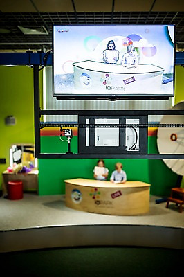 포토 JPG 서양인 외국인 여자 어린이교육 교육 남자 초등학생 어린이 실내 사람 앉기 상반신 두명 앞모습 아웃포커스 10대 친구 체험학습 체험 아나운서 박물관 방송 체코 대본 방송국 어린이만 국내포토 직업 학생 유럽 뷰포인트 컨셉 관계 모션 청소년 촬영기법 인종 내부 파일형식