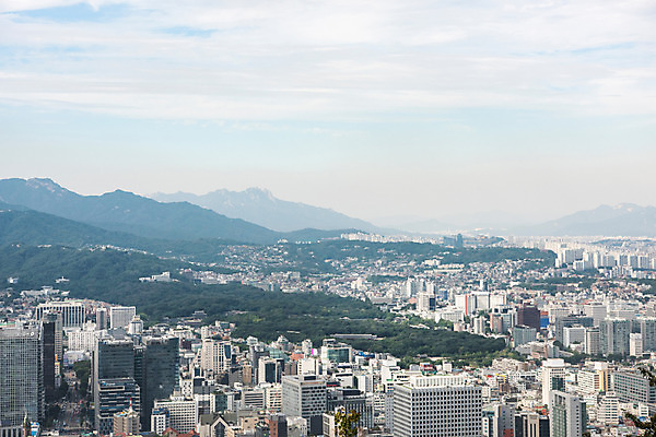 포토 JPG 주간 하늘 산 서울 풍경 빌딩 사람없음 야외 건물 도시풍경 도시 도심 남산 국내여행 국내포토 자연요소 건축물 여행 한국 랜드마크 파일형식