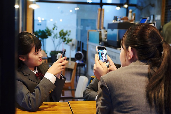 포토 JPG 응시 여학생 여자 교복 중학생 청소년 휴식 실내 미소 사람 상반신 옆모습 뒷모습 10대 세명 친구 스마트폰 십대라이프스타일 사진촬영 우정 카페 한국인 여중생 십대여자만 국내포토 학생 라이프스타일 시선 옷 뷰포인트 컨셉 관계 표정 동양인 내부 핸드폰 스마트기기 상점 촬영 여자만 십대만 파일형식