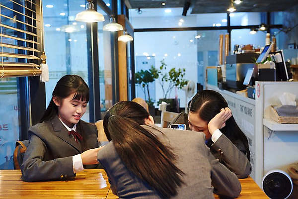 포토 JPG 응시 여학생 여자 교복 중학생 청소년 휴식 실내 미소 사람 상반신 앞모습 뒷모습 10대 세명 친구 스마트폰 십대라이프스타일 침묵 우정 카페 한국인 여중생 스마트폰중독 십대여자만 국내포토 학생 라이프스타일 시선 옷 뷰포인트 컨셉 관계 표정 동양인 내부 핸드폰 스마트기기 상점 소리 중독 여자만 십대만 파일형식