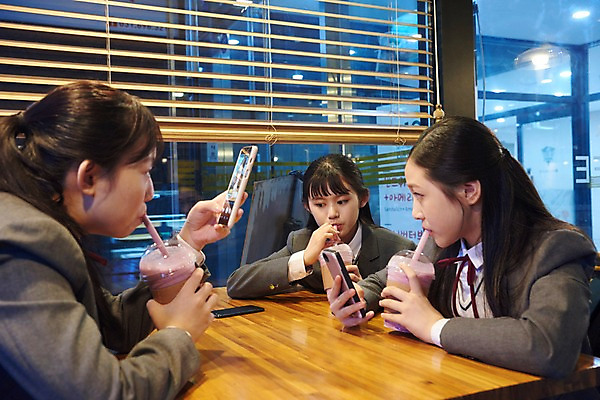포토 JPG 응시 여학생 여자 교복 음료 중학생 청소년 휴식 실내 사람 상반신 앞모습 옆모습 10대 세명 친구 스마트폰 십대라이프스타일 사진촬영 침묵 주스 우정 카페 한국인 마시기 여중생 중독 스마트폰중독 십대여자만 국내포토 학생 라이프스타일 시선 옷 뷰포인트 컨셉 관계 모션 동양인 내부 핸드폰 스마트기기 상점 촬영 소리 여자만 십대만 파일형식