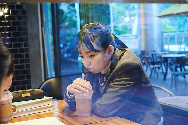 포토 JPG 학생 응시 여학생 여자 교복 음료 생각 중학생 청소년 실내 사람 상반신 두명 옆모습 10대 십대라이프스타일 주스 카페 한국인 마시기 집중 여중생 과제 자습 십대여자만 국내포토 라이프스타일 시선 옷 뷰포인트 컨셉 모션 동양인 내부 학습 상점 여자만 십대만 파일형식