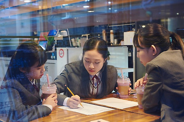 포토 JPG 학생 여학생 여자 교복 음료 중학생 청소년 실내 대화 사람 상반신 앞모습 옆모습 10대 세명 친구 스터디 십대라이프스타일 주스 우정 카페 시험 한국인 마시기 집중 여중생 과제 문제풀이 시험공부 자습 십대여자만 국내포토 라이프스타일 옷 교육 뷰포인트 컨셉 관계 모션 말하기 동양인 내부 학습 상점 여자만 십대만 파일형식