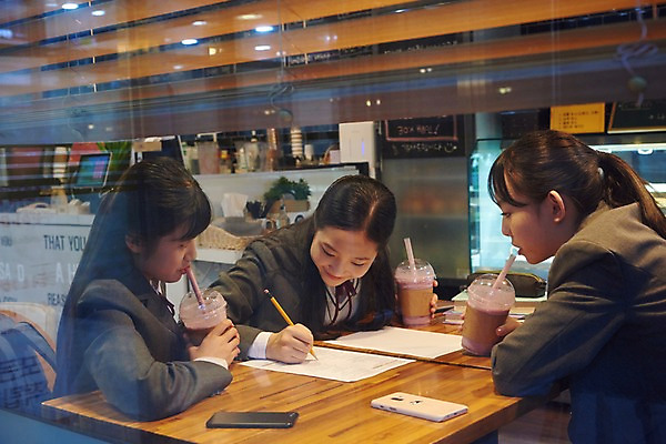 포토 JPG 학생 응시 여학생 여자 교복 음료 중학생 청소년 실내 대화 사람 상반신 옆모습 10대 세명 친구 스터디 연필 십대라이프스타일 우정 카페 시험 한국인 마시기 집중 여중생 시험지 과제 문제풀이 학습지 문제지 시험공부 자습 십대여자만 국내포토 라이프스타일 시선 옷 교육 뷰포인트 컨셉 관계 모션 학용품 교재 말하기 동양인 내부 학습 필기구 상점 여자만 십대만 파일형식