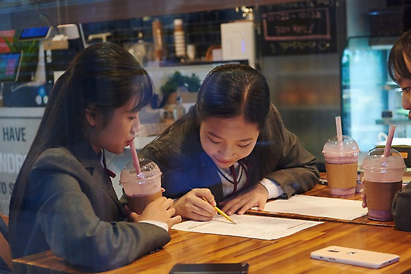 포토 JPG 학생 여학생 여자 교복 음료 중학생 청소년 실내 대화 설명 사람 상반신 옆모습 10대 세명 친구 스터디 연필 십대라이프스타일 주스 우정 카페 시험 한국인 마시기 여중생 시험지 문제풀이 학습지 시험공부 자습 십대여자만 국내포토 라이프스타일 옷 교육 뷰포인트 관계 모션 학용품 교재 말하기 동양인 내부 학습 필기구 상점 여자만 십대만 파일형식