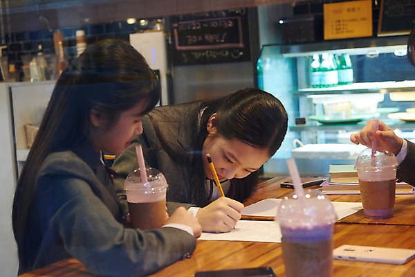 포토 JPG 학생 여학생 여자 교복 음료 중학생 청소년 실내 대화 사람 상반신 두명 옆모습 10대 친구 스터디 연필 십대라이프스타일 주스 우정 카페 시험 한국인 마시기 기록 집중 여중생 과제 시험공부 자습 십대여자만 국내포토 라이프스타일 옷 교육 뷰포인트 컨셉 관계 모션 학용품 말하기 동양인 내부 학습 필기구 상점 여자만 십대만 파일형식