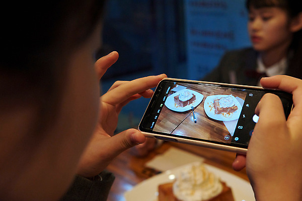 포토 JPG 여학생 여자 교복 중학생 청소년 휴식 실내 사람 근접촬영 상반신 두명 앞모습 뒷모습 아웃포커스 10대 스마트폰 십대라이프스타일 사진촬영 카페 한국인 여중생 인증 허니브레드 십대여자만 국내포토 학생 라이프스타일 옷 뷰포인트 컨셉 디저트 촬영기법 동양인 내부 핸드폰 스마트기기 상점 촬영 여자만 십대만 파일형식