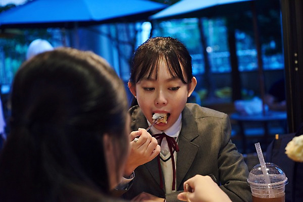 포토 JPG 여학생 여자 행복 교복 중학생 청소년 휴식 실내 사람 상반신 두명 앞모습 뒷모습 10대 친구 십대라이프스타일 우정 카페 한국인 먹기 여중생 힐링 허니브레드 십대여자만 국내포토 학생 라이프스타일 옷 감정 뷰포인트 컨셉 관계 모션 디저트 동양인 내부 상점 여자만 십대만 파일형식