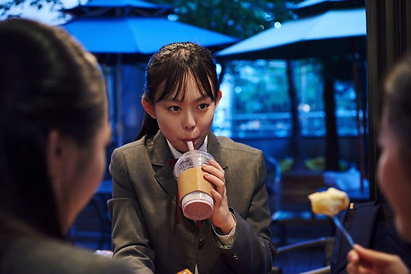 포토 JPG 여학생 여자 교복 중학생 청소년 휴식 실내 사람 상반신 앞모습 뒷모습 10대 세명 친구 십대라이프스타일 주스 우정 카페 한국인 마시기 여중생 힐링 수다 허니브레드 십대여자만 국내포토 학생 라이프스타일 옷 음료 뷰포인트 컨셉 관계 모션 디저트 대화 동양인 내부 상점 여자만 십대만 파일형식