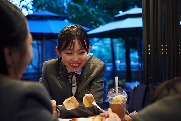 포토 JPG 여학생 여자 교복 중학생 청소년 휴식 실내 웃음 사람 상반신 앞모습 뒷모습 10대 세명 친구 십대라이프스타일 주스 우정 카페 한국인 먹기 즐거움 여중생 힐링 수다 허니브레드 십대여자만 국내포토 학생 라이프스타일 옷 감정 음료 뷰포인트 컨셉 관계 모션 디저트 표정 대화 동양인 내부 상점 여자만 십대만 파일형식
