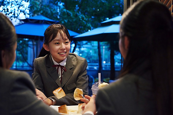 포토 JPG 여자 행복 교복 중학생 청소년 휴식 실내 대화 미소 웃음 사람 상반신 앞모습 뒷모습 10대 세명 친구 십대라이프스타일 주스 우정 카페 한국인 여중생 힐링 수다 허니브레드 십대여자만 국내포토 학생 라이프스타일 옷 감정 음료 뷰포인트 컨셉 관계 디저트 표정 말하기 동양인 내부 상점 여자만 십대만 파일형식