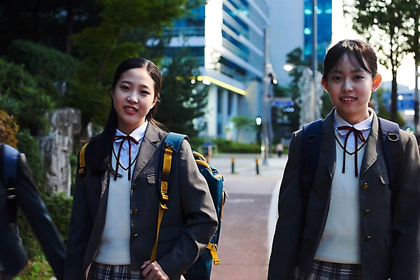 포토 JPG 응시 여학생 여자 교복 중학생 청소년 피곤 미소 사람 상반신 야외 앞모습 아웃포커스 10대 세명 친구 걷기 십대라이프스타일 우정 한국인 여중생 하교 오후 힘듦 십대여자만 방과후 국내포토 학생 라이프스타일 시선 옷 교육 뷰포인트 컨셉 관계 모션 촬영기법 표정 동양인 등하교 여자만 십대만 파일형식