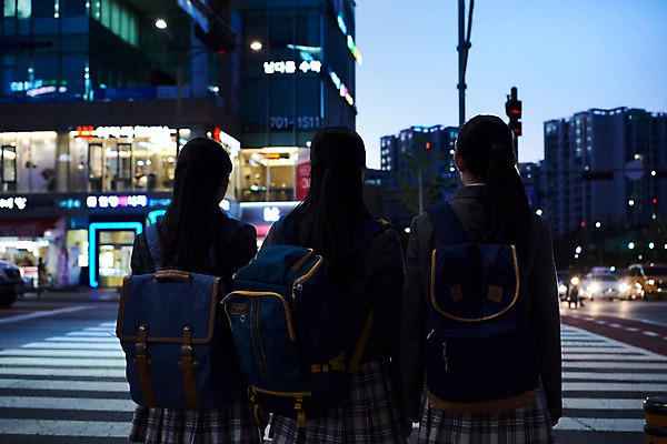 포토 JPG 응시 여학생 여자 교복 중학생 청소년 피곤 서기 사람 빌딩 상반신 야외 뒷모습 10대 세명 친구 십대라이프스타일 우정 한국인 횡단보도 야간 여중생 하교 학원 힘듦 십대여자만 방과후 국내포토 자연요소 학생 라이프스타일 시선 옷 교육 뷰포인트 컨셉 관계 모션 동양인 건물 보행로 등하교 여자만 십대만 파일형식