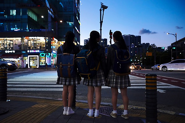 포토 JPG 전신 여학생 여자 교복 중학생 청소년 피곤 서기 사람 야외 뒷모습 10대 세명 친구 십대라이프스타일 우정 한국인 횡단보도 야간 여중생 하교 학원 힘듦 십대여자만 방과후 국내포토 자연요소 학생 라이프스타일 옷 교육 뷰포인트 컨셉 관계 모션 동양인 보행로 등하교 여자만 십대만 파일형식