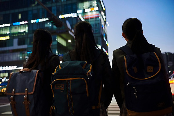 포토 JPG 응시 여자 교복 중학생 청소년 피곤 사람 빌딩 상반신 야외 뒷모습 10대 세명 친구 십대라이프스타일 우정 한국인 횡단보도 야간 여중생 하교 학원 힘듦 십대여자만 방과후 국내포토 자연요소 학생 라이프스타일 시선 옷 교육 뷰포인트 컨셉 관계 동양인 건물 보행로 등하교 여자만 십대만 파일형식