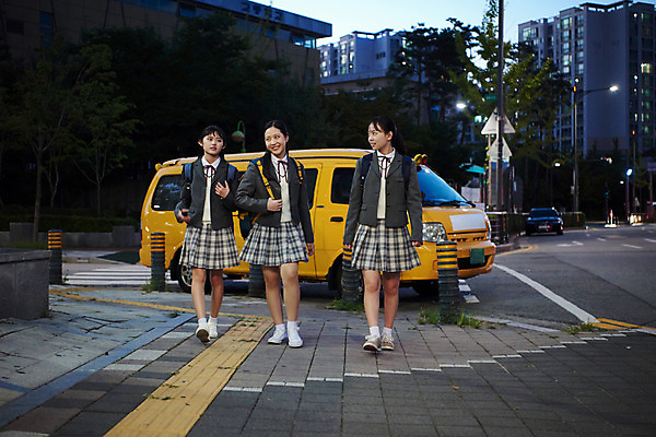 포토 JPG 전신 여학생 여자 교복 중학생 청소년 미소 사람 야외 앞모습 10대 세명 친구 걷기 십대라이프스타일 우정 한국인 야간 여중생 하교 학원 십대여자만 방과후 국내포토 자연요소 학생 라이프스타일 옷 교육 뷰포인트 관계 모션 표정 동양인 등하교 여자만 십대만 파일형식