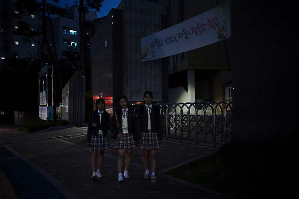 포토 JPG 전신 여학생 여자 교복 학교 중학생 청소년 피곤 사람 야외 앞모습 10대 세명 친구 십대라이프스타일 우정 한국인 야간 여중생 하교 정문 힘듦 십대여자한명만 방과후 국내포토 자연요소 학생 라이프스타일 옷 교육 뷰포인트 컨셉 관계 동양인 문 등하교 여자한명만 십대여자만 파일형식