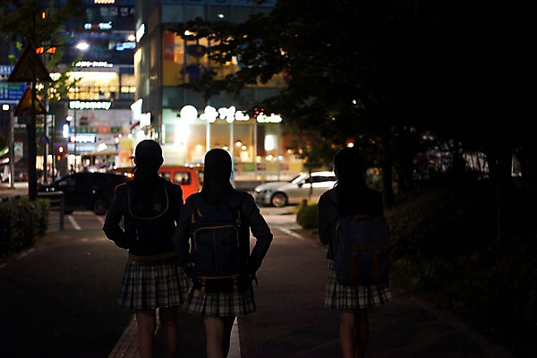 포토 JPG 여학생 여자 교복 중학생 청소년 피곤 사람 상반신 야외 뒷모습 10대 세명 친구 걷기 십대라이프스타일 우정 한국인 야간 여중생 하교 학원 밤길 힘듦 십대여자만 방과후 국내포토 자연요소 학생 라이프스타일 옷 교육 길 뷰포인트 컨셉 관계 모션 동양인 등하교 여자만 십대만 파일형식