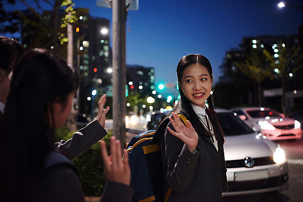 포토 JPG 응시 여학생 여자 자동차 중학생 청소년 사람 상반신 야외 옆모습 10대 세명 친구 십대라이프스타일 우정 한국인 인사 야간 여중생 하교 손인사 학원 십대여자만 방과후 국내포토 자연요소 학생 라이프스타일 시선 교육 육상교통 뷰포인트 관계 동양인 예절 등하교 여자만 십대만 파일형식