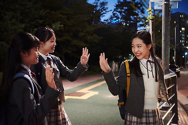 포토 JPG 여학생 여자 교복 중학생 청소년 미소 사람 상반신 야외 옆모습 10대 세명 친구 십대라이프스타일 우정 한국인 인사 야간 여중생 하교 손인사 학원 십대여자만 방과후 국내포토 자연요소 학생 라이프스타일 옷 교육 뷰포인트 관계 표정 동양인 예절 등하교 여자만 십대만 파일형식