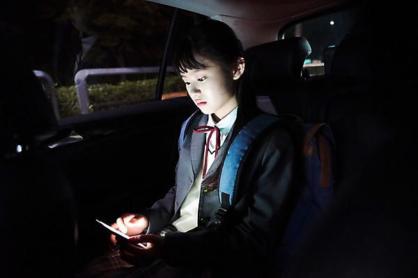 포토 JPG 응시 여학생 여자 교복 자동차 중학생 청소년 피곤 한명 사람 상반신 야외 옆모습 10대 스마트폰 십대라이프스타일 한국인 야간 여중생 조용 학원 중독 스마트폰중독 힘듦 십대여자한명만 방과후 국내포토 자연요소 1 학생 라이프스타일 시선 옷 교육 육상교통 뷰포인트 컨셉 동양인 핸드폰 스마트기기 여자한명만 십대여자만 파일형식