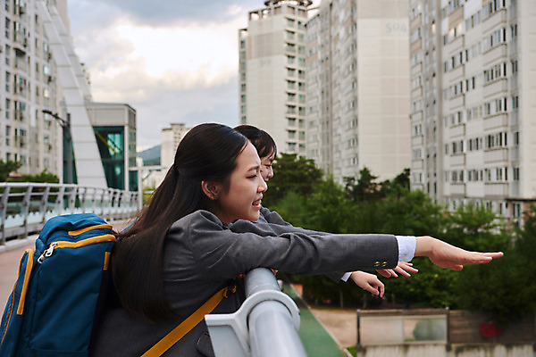 포토 JPG 주간 응시 여학생 여자 교복 난간 중학생 청소년 책가방 사람 상반신 야외 두명 옆모습 10대 친구 십대라이프스타일 우정 한국인 여중생 등교 하교 육교 손뻗기 안타까움 십대여자만 국내포토 자연요소 학생 라이프스타일 시선 옷 감정 뷰포인트 가방 관계 모션 동양인 다리_건축물 등하교 여자만 십대만 파일형식
