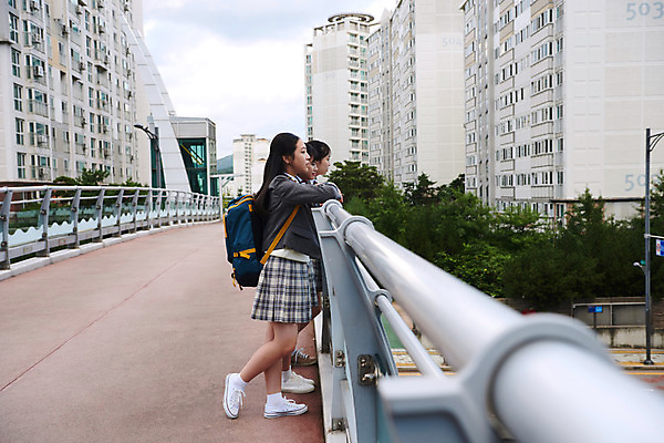 포토 JPG 주간 전신 응시 여학생 여자 교복 난간 중학생 청소년 책가방 사람 야외 옆모습 10대 세명 친구 십대라이프스타일 기댐 우정 한국인 여중생 등교 하교 육교 십대여자만 국내포토 자연요소 학생 라이프스타일 시선 옷 뷰포인트 가방 관계 모션 동양인 다리_건축물 등하교 여자만 십대만 파일형식