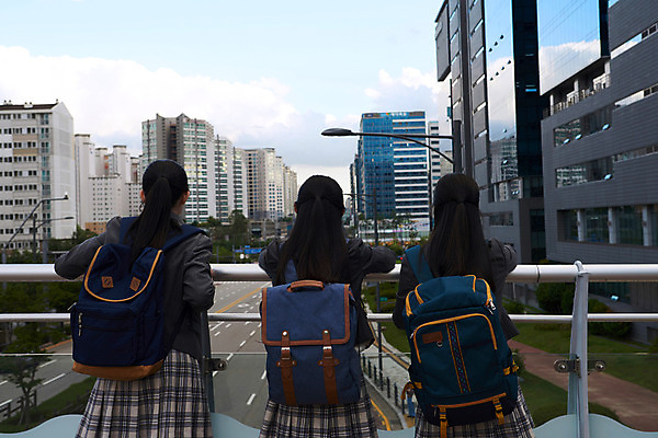 포토 JPG 주간 학생 응시 여자 교복 도로 생각 난간 중학생 청소년 책가방 사람 빌딩 상반신 야외 뒷모습 10대 세명 친구 십대라이프스타일 기댐 우정 한국인 기다림 고민 여중생 등교 하교 육교 십대여자만 국내포토 자연요소 라이프스타일 시선 옷 감정 길 뷰포인트 가방 관계 교통시설 모션 동양인 건물 다리_건축물 등하교 여자만 십대만 파일형식
