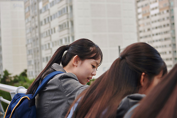 포토 JPG 주간 응시 여학생 여자 교복 난간 중학생 청소년 책가방 사람 상반신 야외 옆모습 10대 세명 친구 십대라이프스타일 기댐 우정 한국인 기다림 여중생 등교 하교 육교 십대여자만 내려보기 국내포토 자연요소 학생 라이프스타일 시선 옷 뷰포인트 가방 관계 모션 동양인 다리 등하교 가교 여자만 십대만 파일형식 건축물 잡화 인종 생활 건축