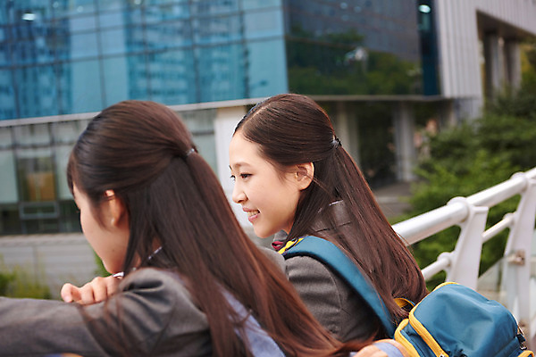 포토 JPG 주간 응시 여학생 여자 교복 난간 중학생 청소년 미소 사람 상반신 야외 두명 옆모습 10대 친구 십대라이프스타일 기댐 우정 한국인 여중생 등교 하교 육교 십대여자만 내려보기 국내포토 자연요소 학생 라이프스타일 시선 옷 뷰포인트 관계 모션 표정 동양인 다리_건축물 등하교 여자만 십대만 파일형식